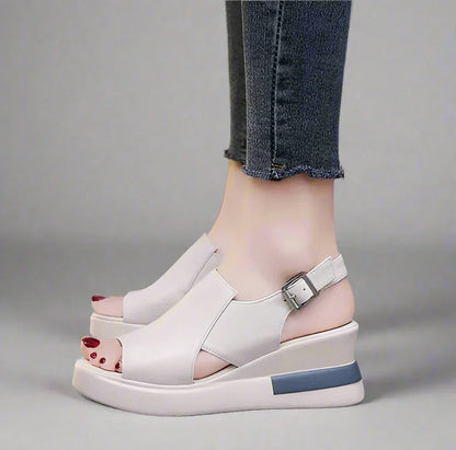 Deloria™ | オルソペディックバックストラップウェッジサンダル