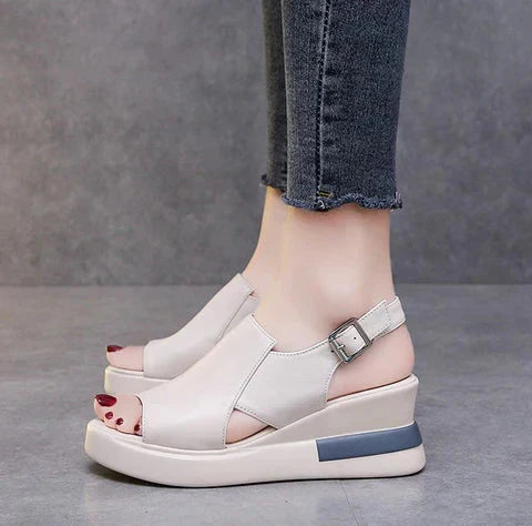 Deloria™ | オルソペディックバックストラップウェッジサンダル