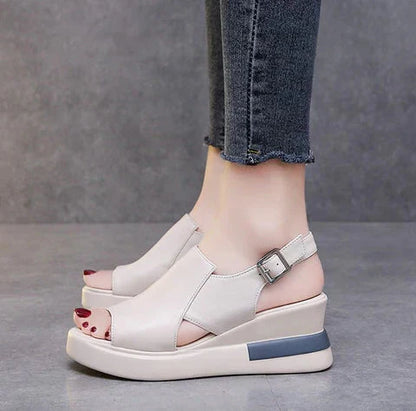 Deloria™ | オルソペディックバックストラップウェッジサンダル