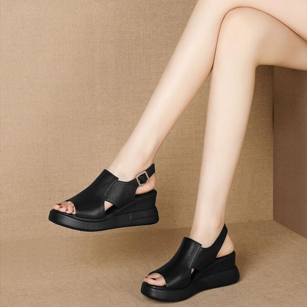Deloria™ | オルソペディックバックストラップウェッジサンダル