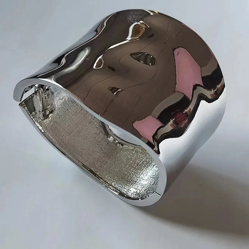 RAYNA™ – シックなアシンメトリーステートメントバングル